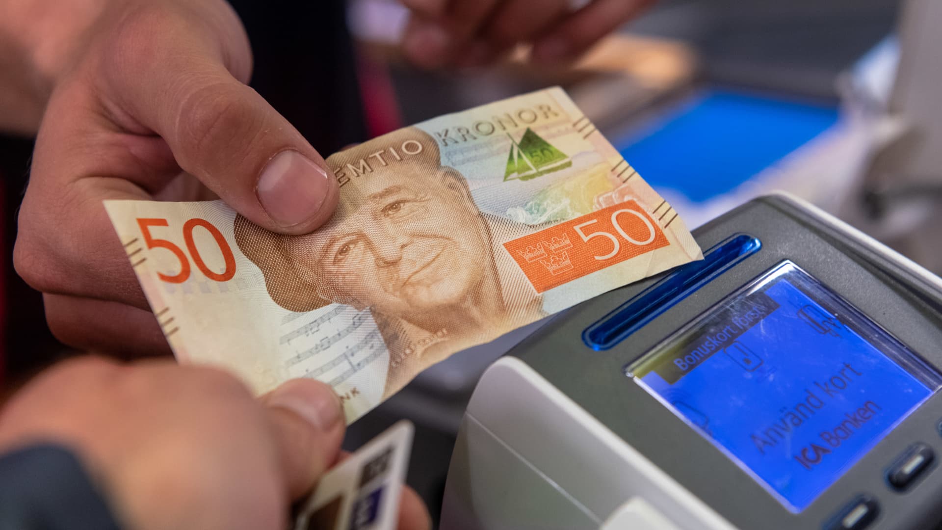 Sweden&rsquo;s krona hits new record low as central bank hikes and plays down currency intervention